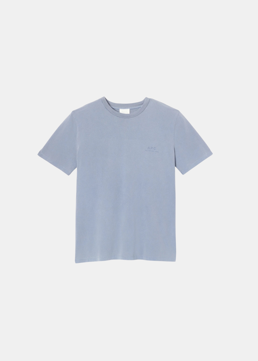 Packshot à plat de face du t-shirt homme A.P.C. bleu délavé avec logo discreet imprimé sur la poitrine