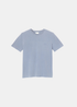 Packshot à plat de face du t-shirt homme A.P.C. bleu délavé avec logo discreet imprimé sur la poitrine