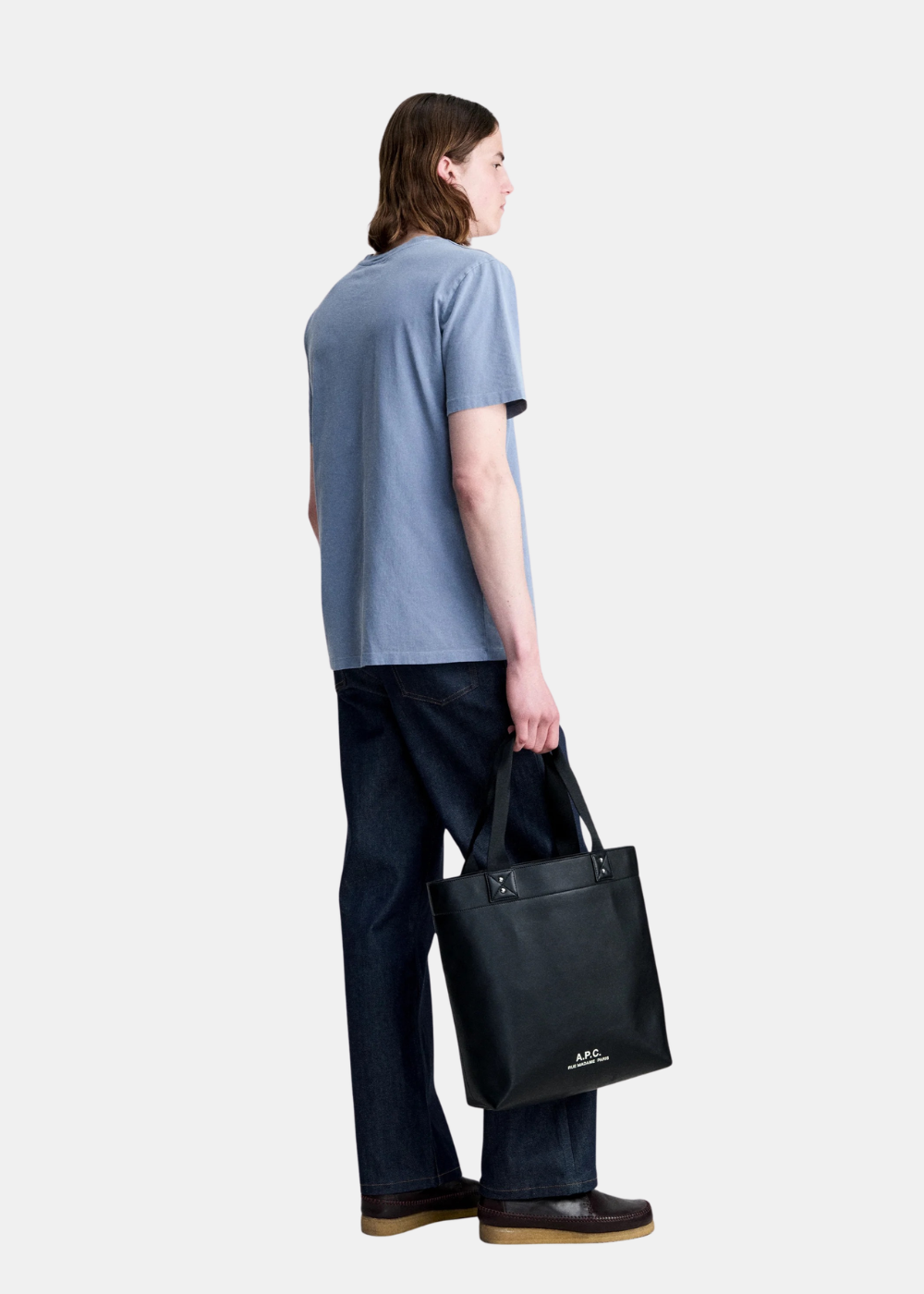 Vue de trois-quarts dos du mannequin homme portant le t-shirt A.P.C. bleu délavé à manches courtes