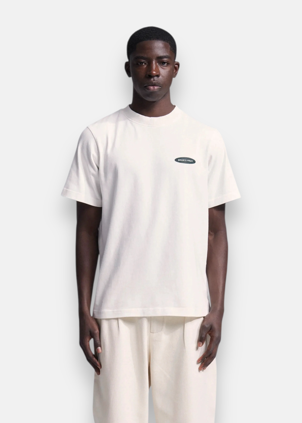 t-shirt blanc porté de face avec logo Bram's Fruit et col rond
