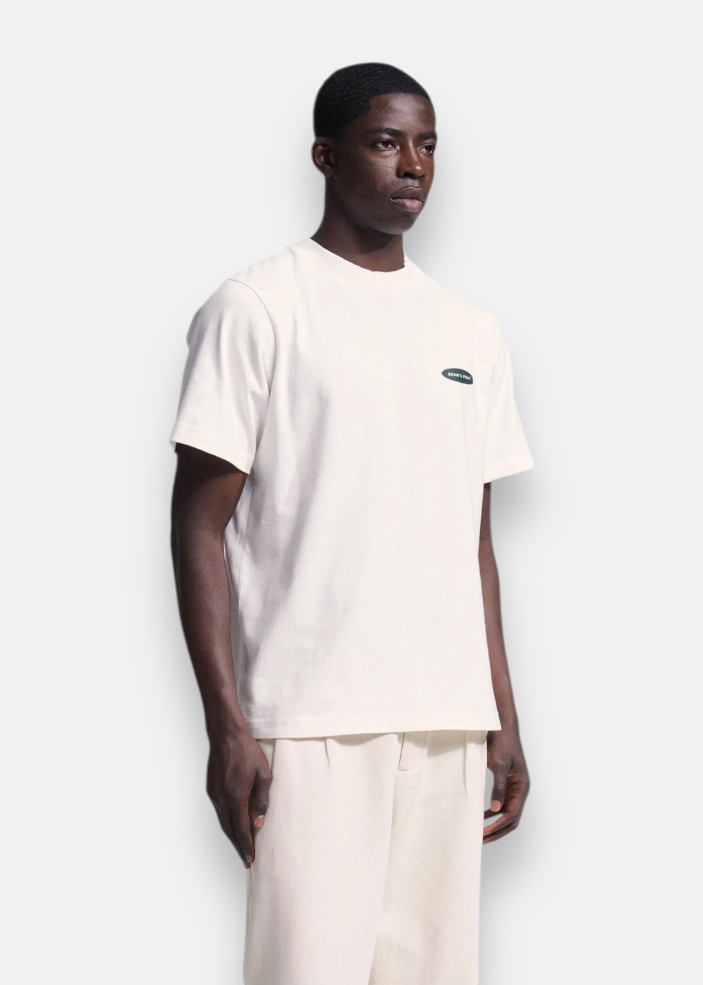 t-shirt blanc porté de profil montrant la coupe et les manches courtes