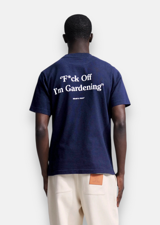 t-shirt marine porté de dos avec inscription F*ck Off I'm Gardening imprimée en blanc