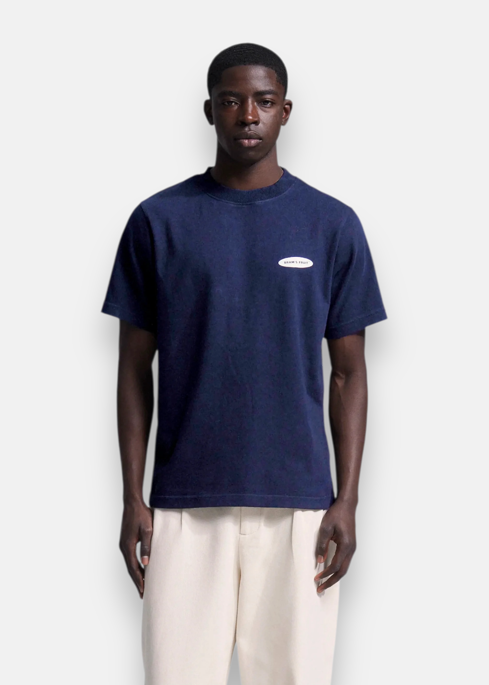 t-shirt bleu marine porté de face avec logo Bram's Fruit blanc et col rond