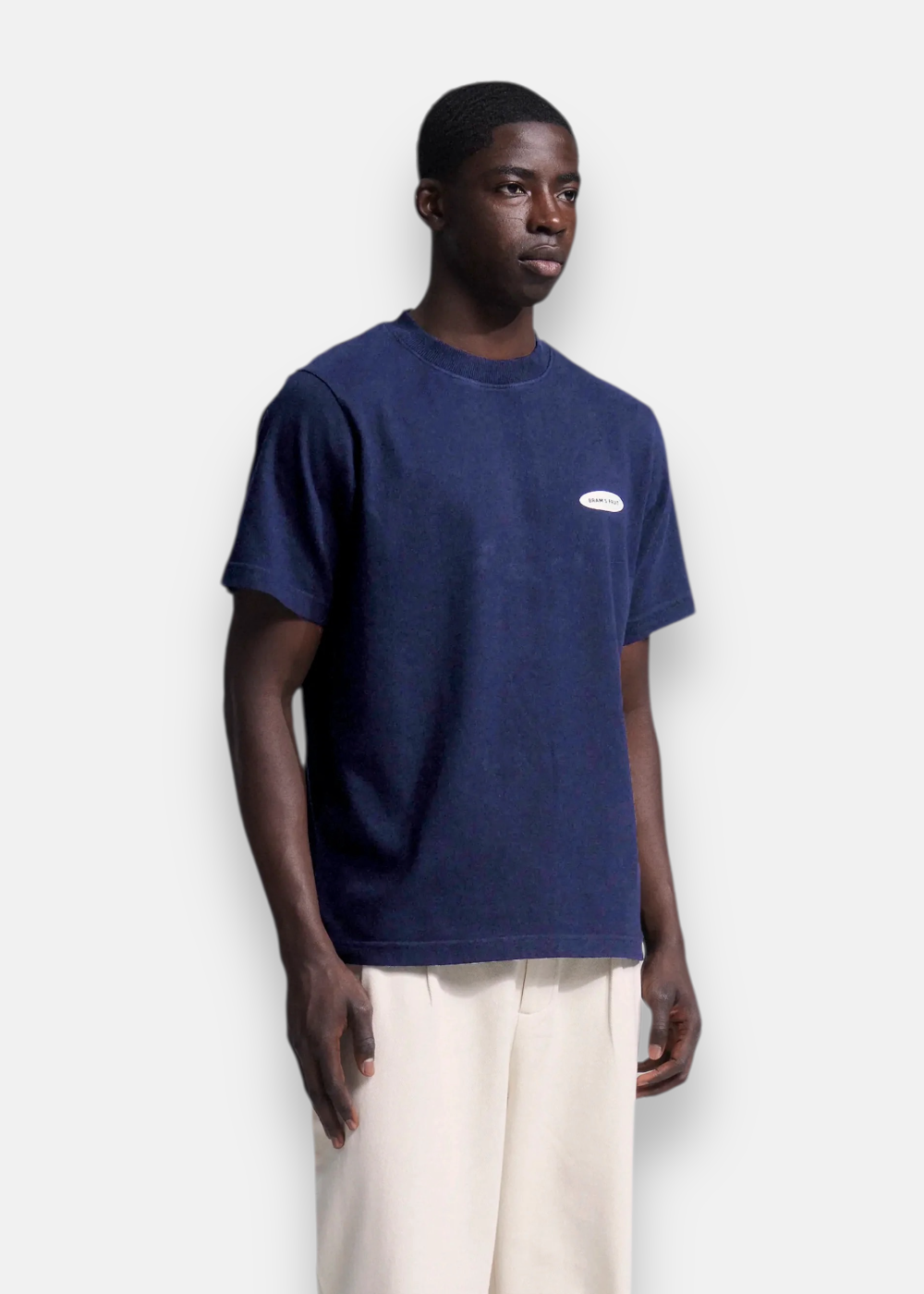 t-shirt bleu marine porté de profil montrant la coupe des manches courtes et le col