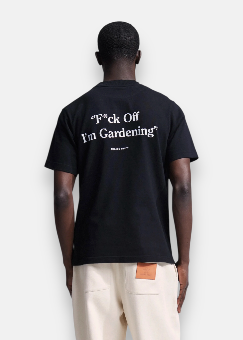 t-shirt noir vue de dos avec message F*ck Off I'm Gardening blanc
