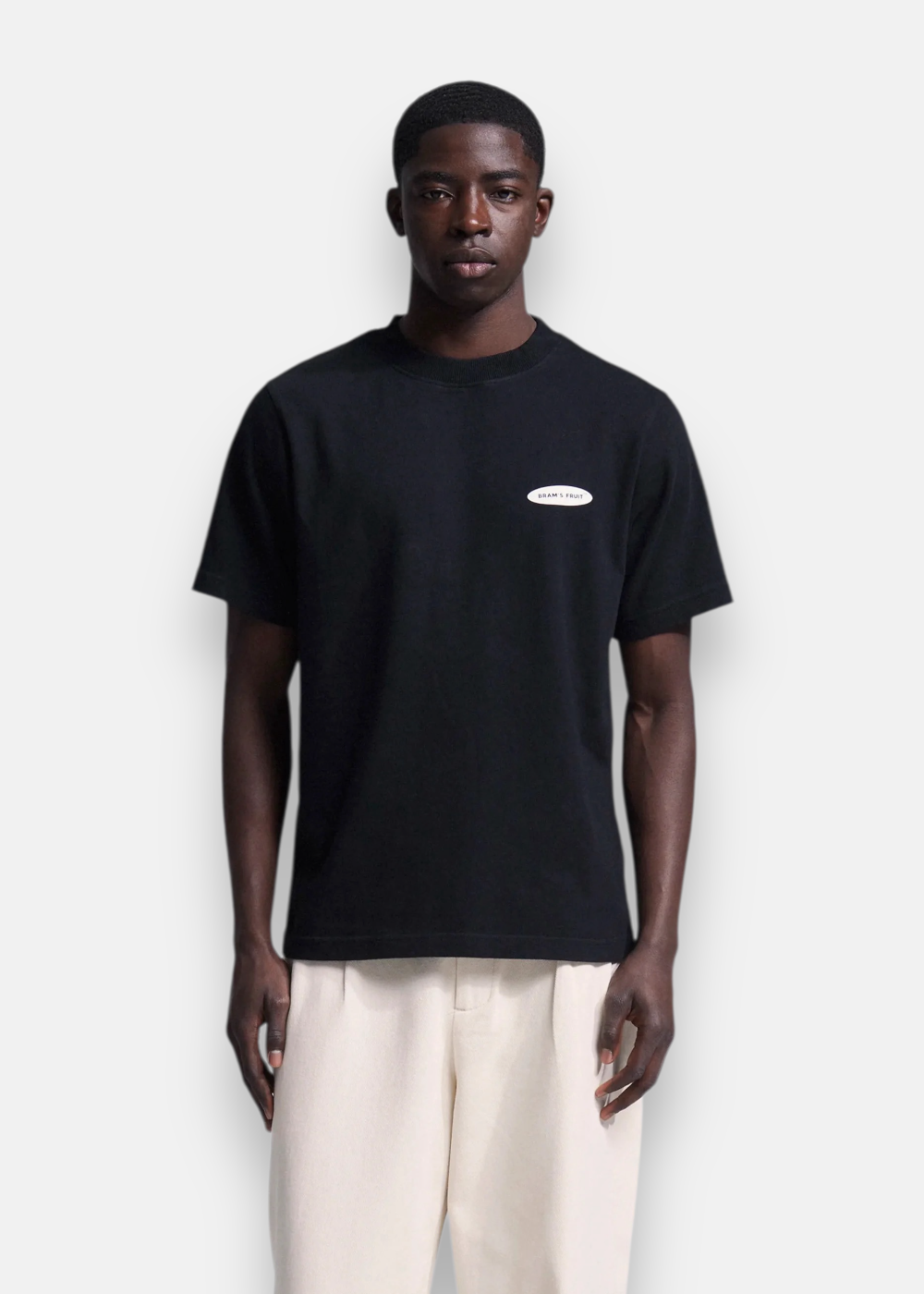 t-shirt noir porté de face avec logo Bram's Fruit et col rond