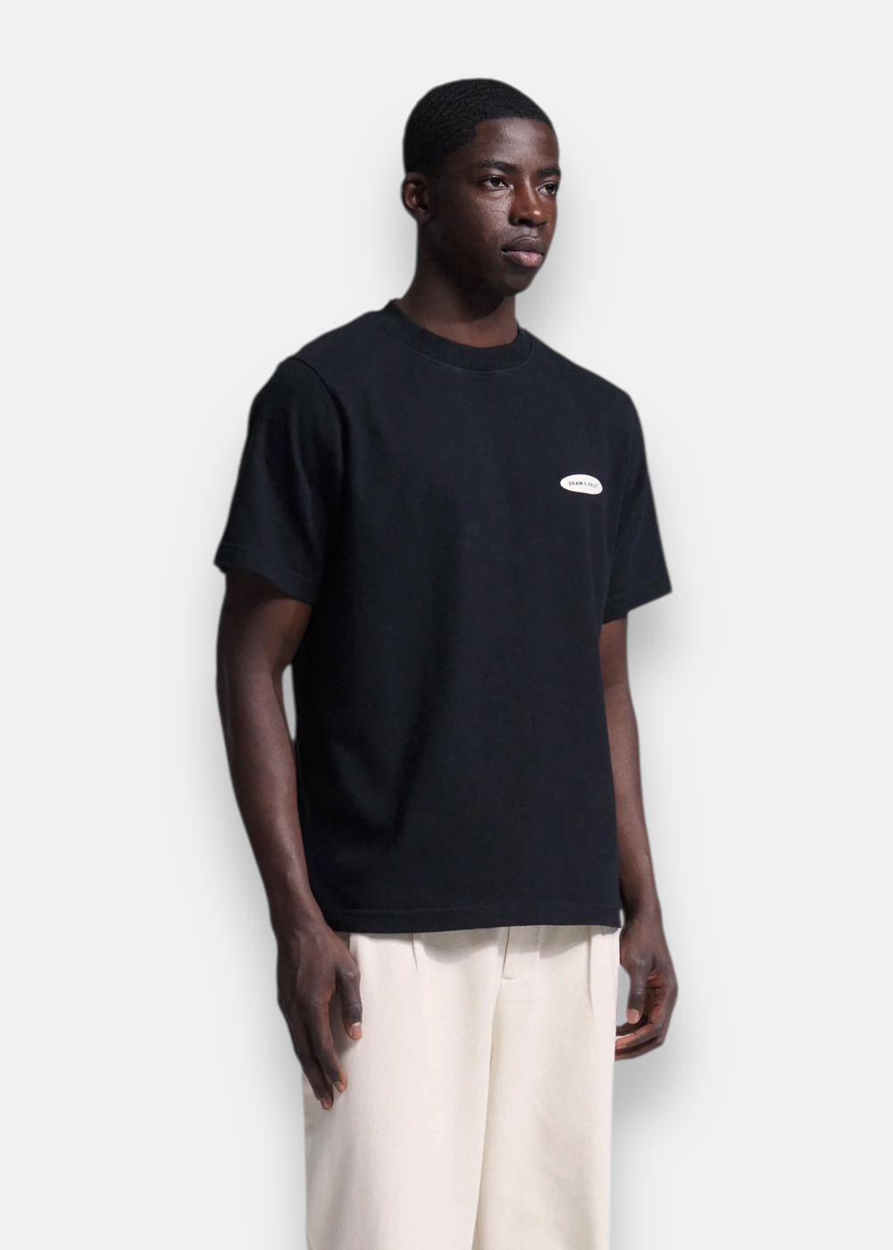t-shirt noir porté de profil avec logo Bram's Fruit et col rond