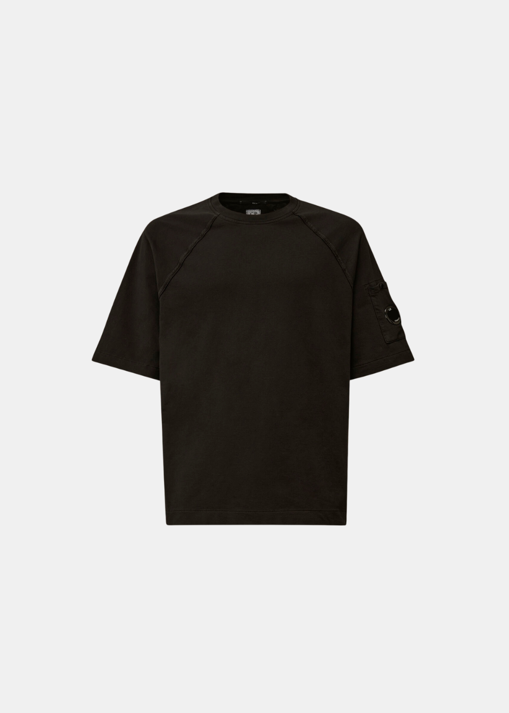 Packshot de face sur fond gris d'un t-shirt en molleton léger C.P. Company noir avec manches raglan et la poche à lentille signature sur la manche gauche