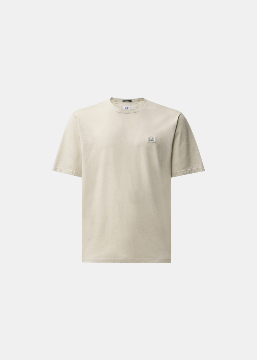 Packshot de face sur fond gris d'un t-shirt homme en coton mercerisé gasato C.P. Company couleur beige clair, arborant un petit patch logo carré blanc sur le côté gauche de la poitrine