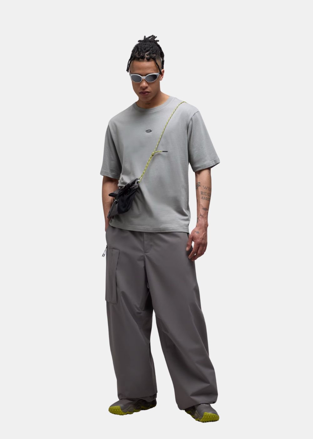 T-shirt homme Oakley Metal Rise en coton suédé gris cement porté de face avec pantalon cargo et lunettes de soleil