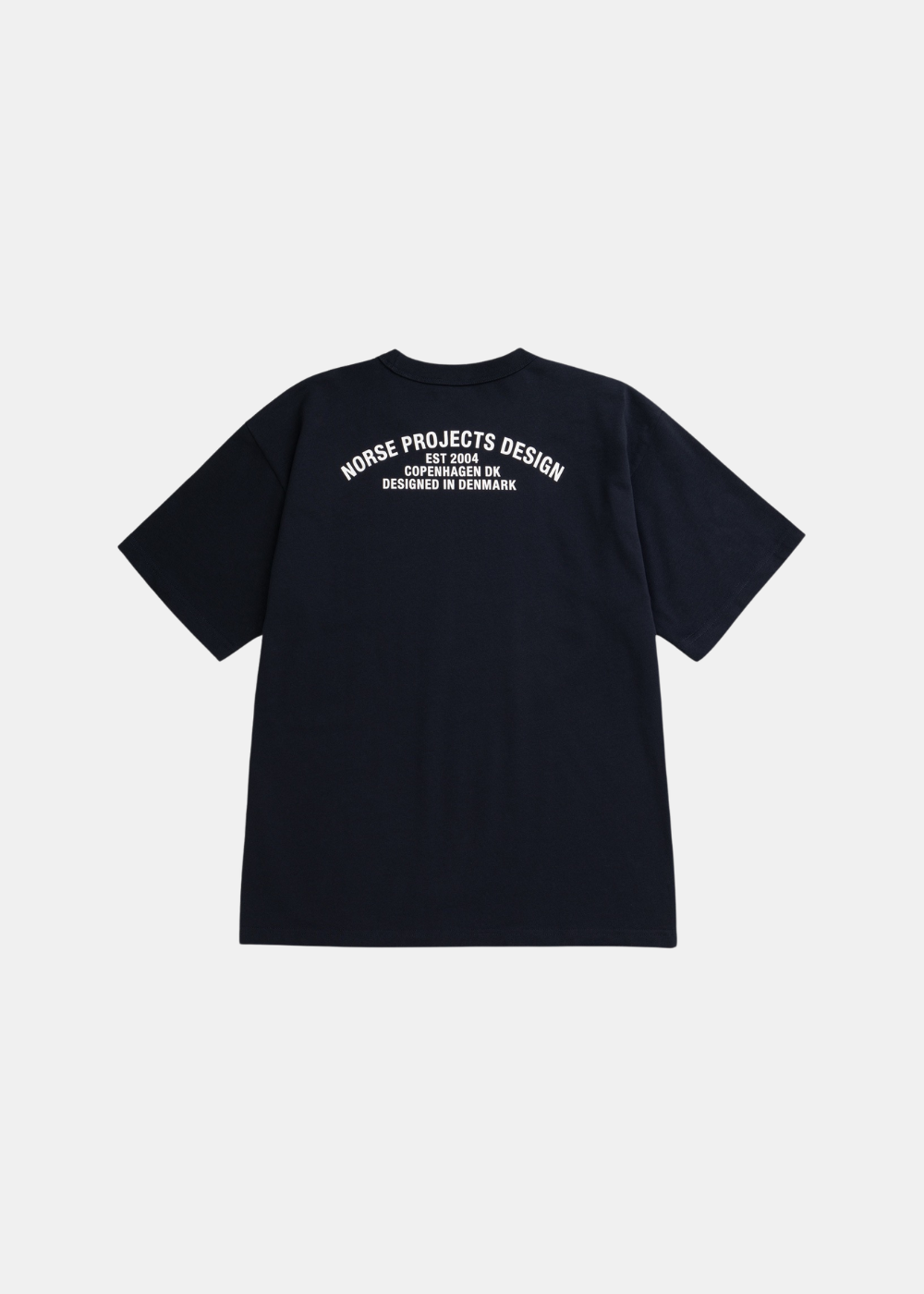 Vue arrière du t-shirt Homme Norse Projects marine avec grand imprimé blanc en arche.