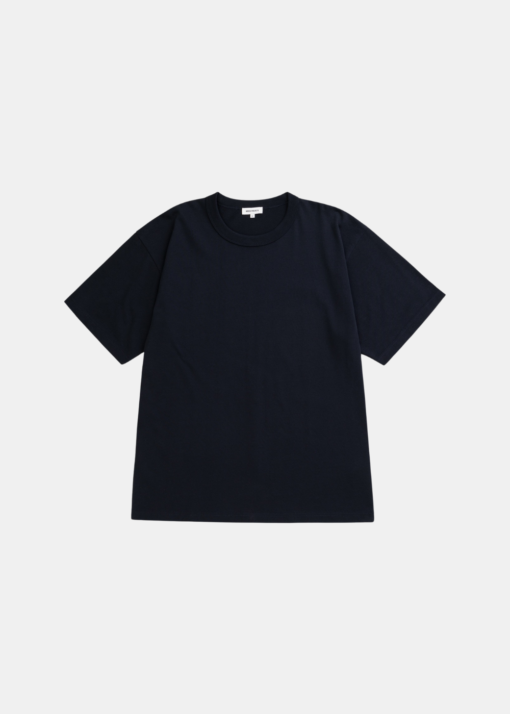 T-shirt Homme Norse Projects bleu marine uni en coton organique, vue de face sans imprimé.