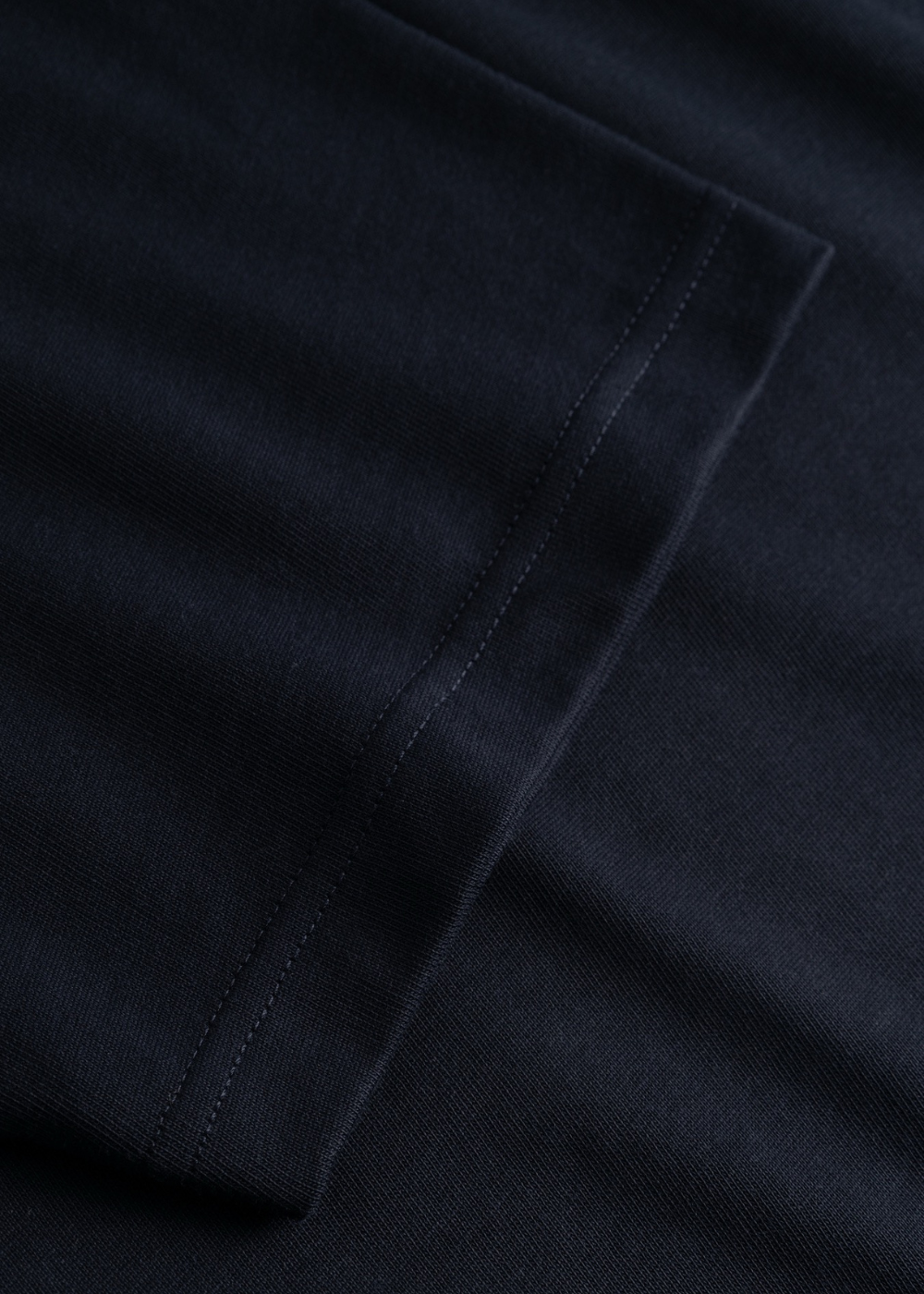 Gros plan sur l'imprimé blanc Norse Projects en forme d'arche au dos du t-shirt Homme marine.