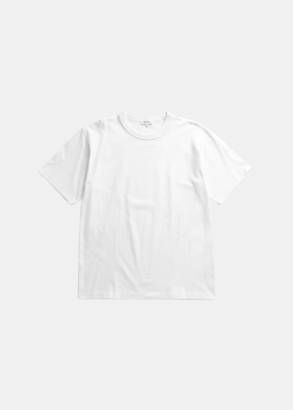 Vue de face du t-shirt Homme Norse Projects blanc en coton organique, design épuré.