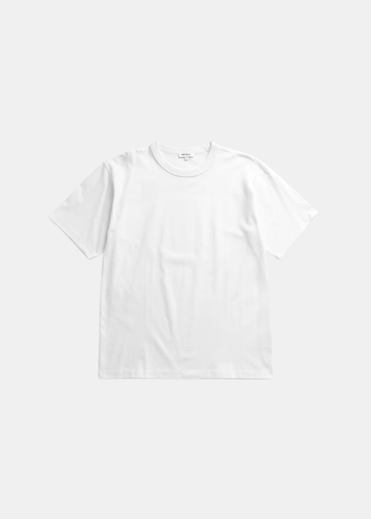 Vue de face du t-shirt Homme Norse Projects blanc en coton organique, design épuré.
