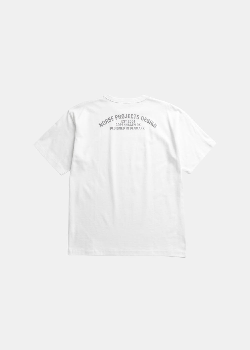 T-shirt Homme Norse Projects blanc avec imprimé graphique bleu en arche sur le dos.