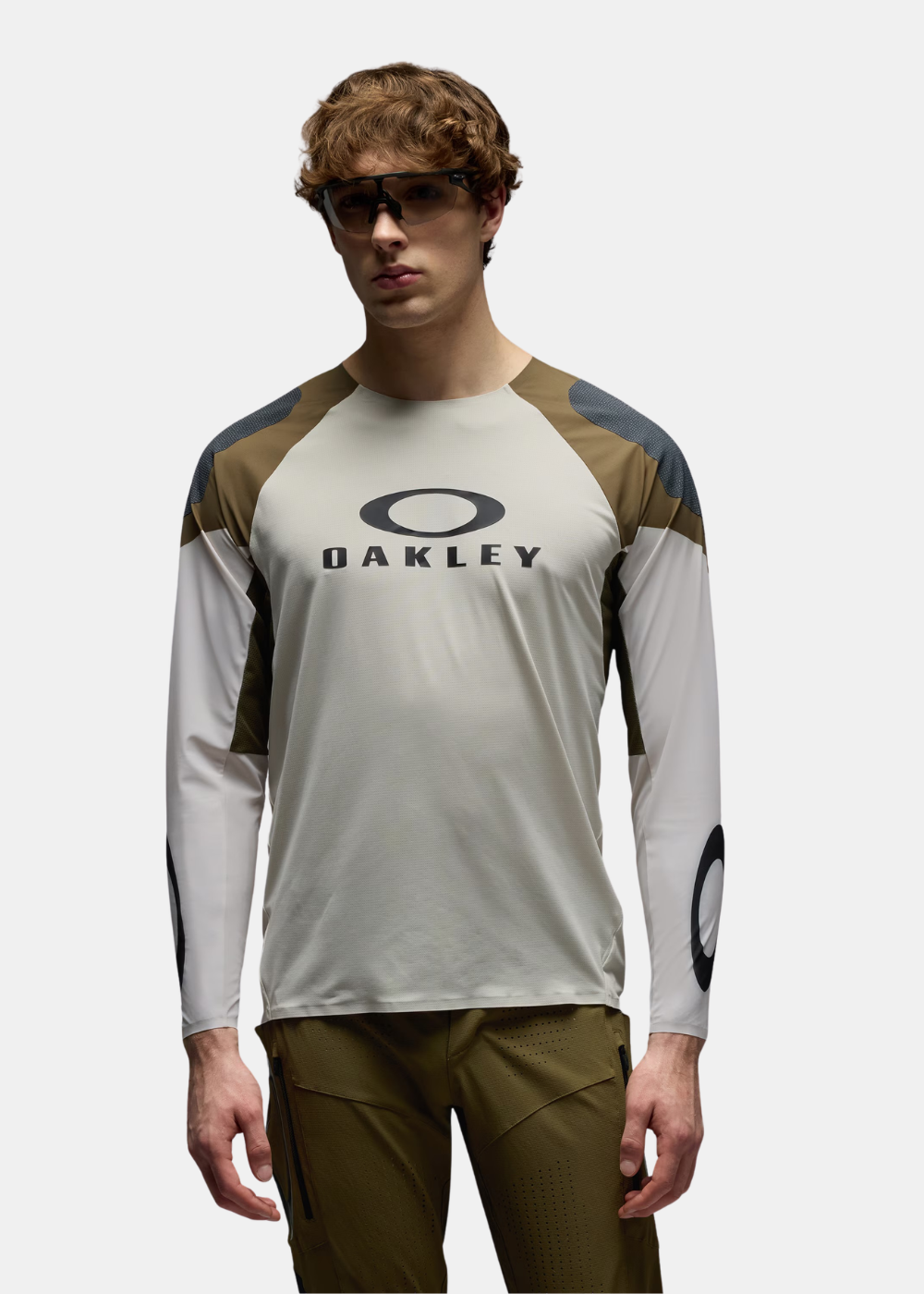 plan sur le logo Oakley noir au centre du t-shirt technique bicolore porté par un mannequin