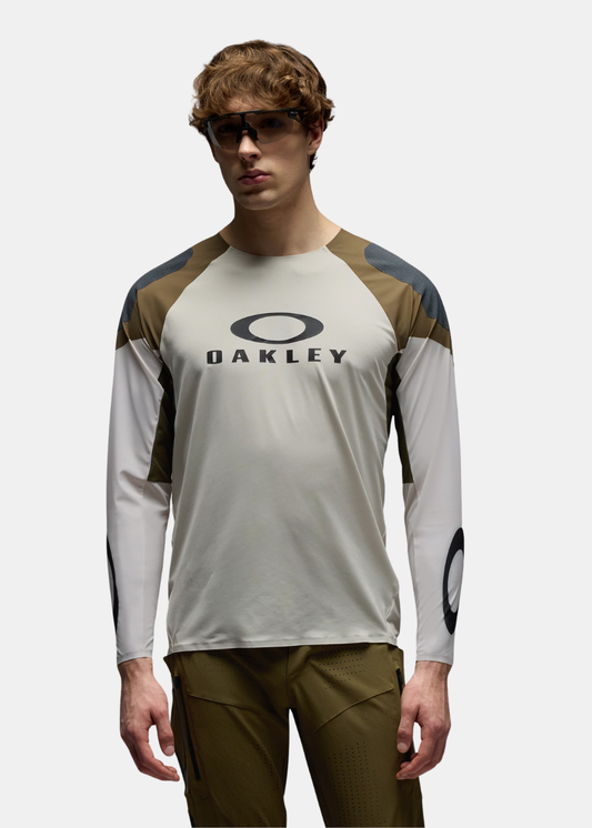 plan sur le logo Oakley noir au centre du t-shirt technique bicolore porté par un mannequin