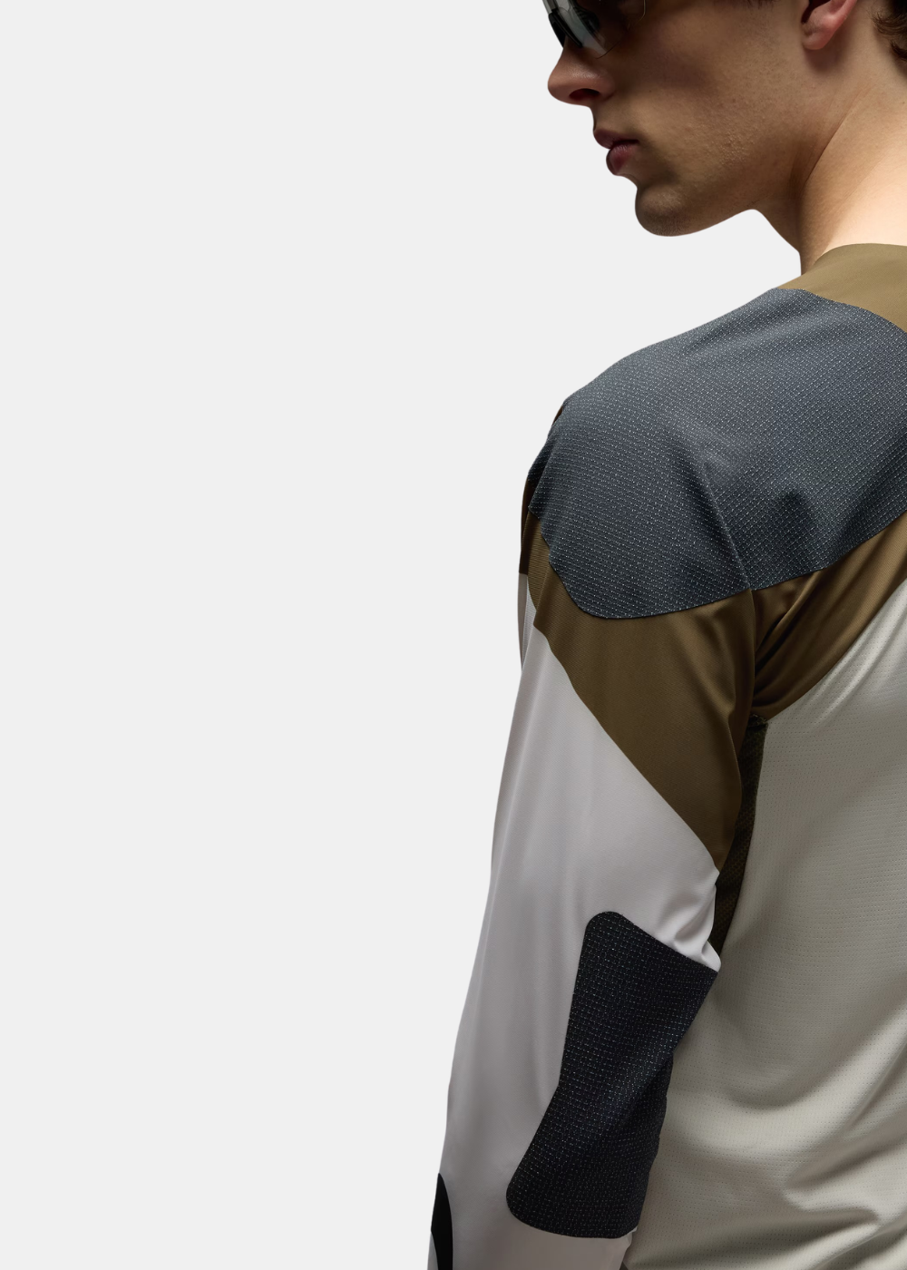 Détail de la manche longue vert armée avec logo Oakley circulaire blanc porté par un mannequin