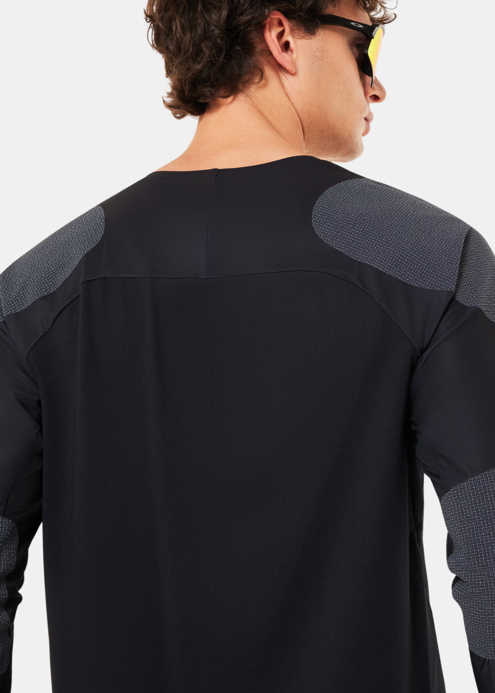 Zoom sur les empiècements respirants gris texturés au niveau des épaules et du haut du dos