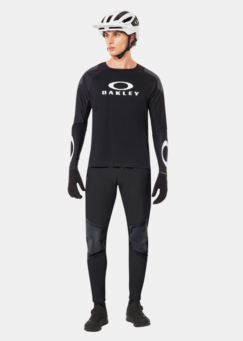 Mannequin portant l'équipement complet Oakley noir avec casque de vélo blanc et gants noirs