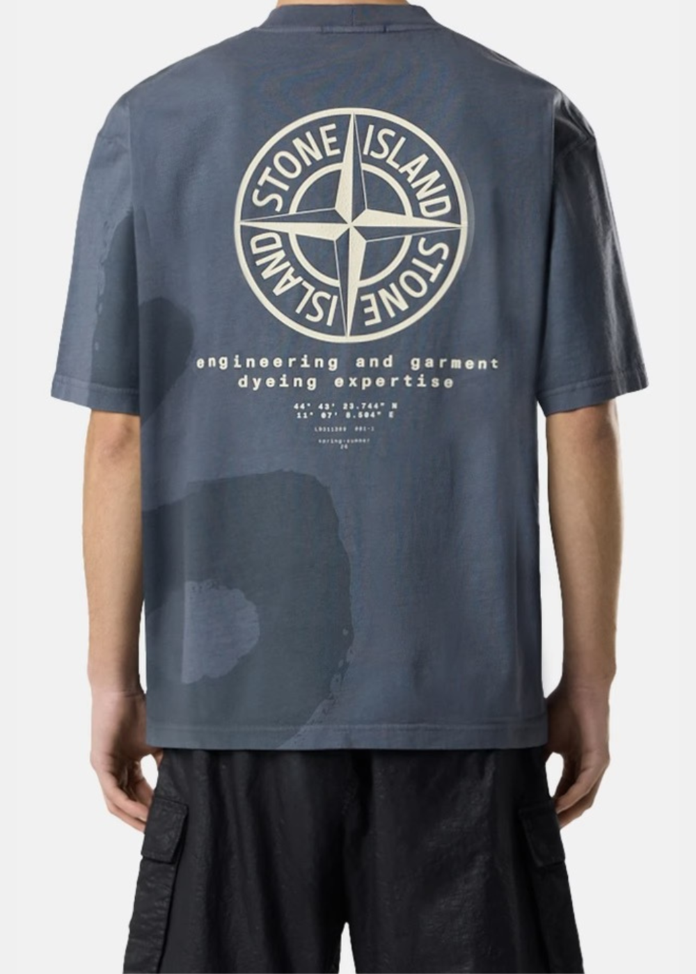 Vue arrière du t-shirt Homme Stone Island camouflage marine porté par un mannequin
