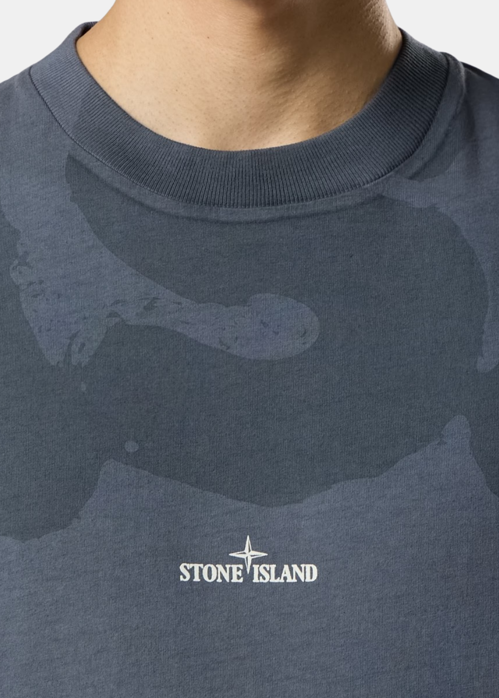 Porté du t-shirt Homme Stone Island camouflage marine sur un mannequin, vue de face
