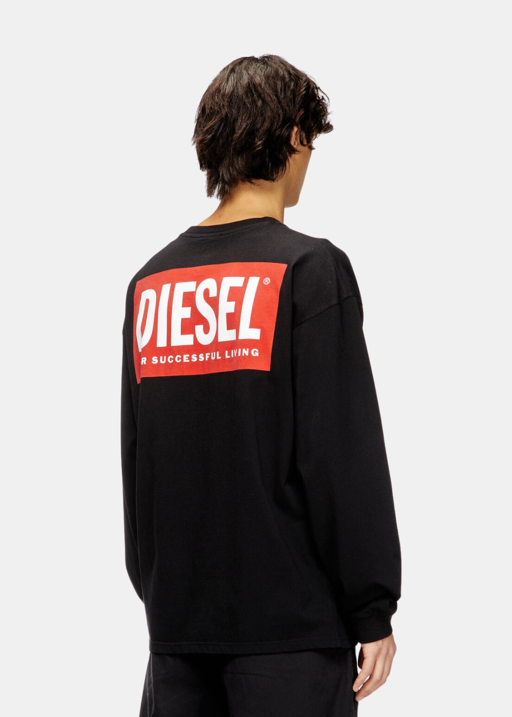 T-shirt oversize à manches longues noir Diesel porté de dos, arborant un grand logo imprimé rouge et blanc.