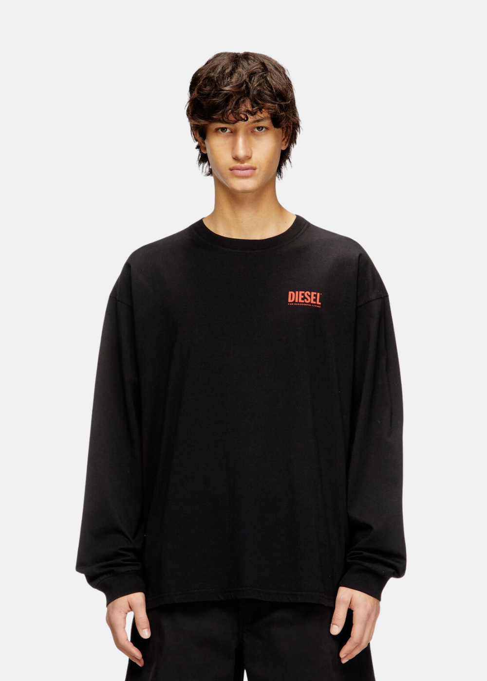 T-shirt oversize à manches longues noir Diesel porté de face, avec petit logo orange imprimé sur la poitrine.