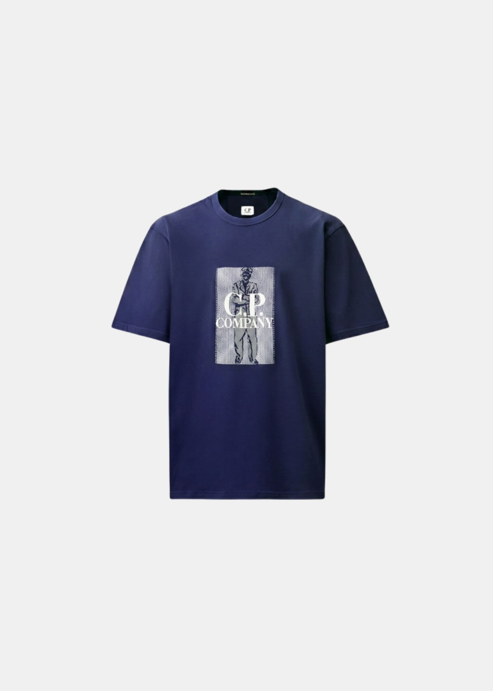 Packshot de face d'un t-shirt marine C.P. Company à col rond côtelé avec motif British Sailor et logo brodé au front.