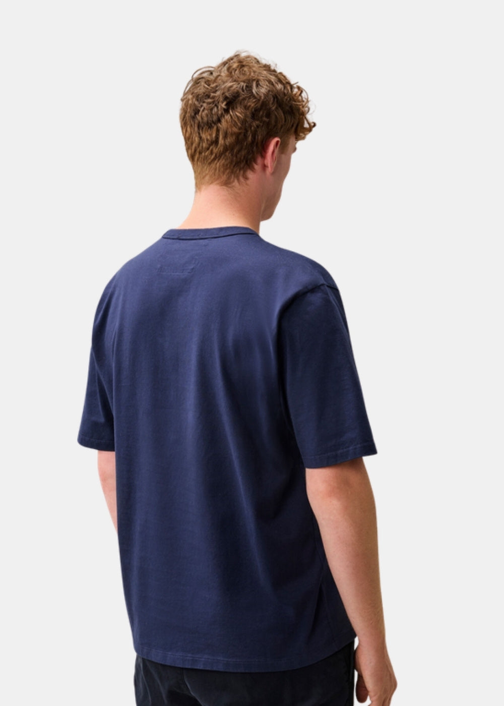 Porté de dos d'un t-shirt marine C.P. Company en jersey de coton mercerisé, montrant la coupe droite et le col côtelé.