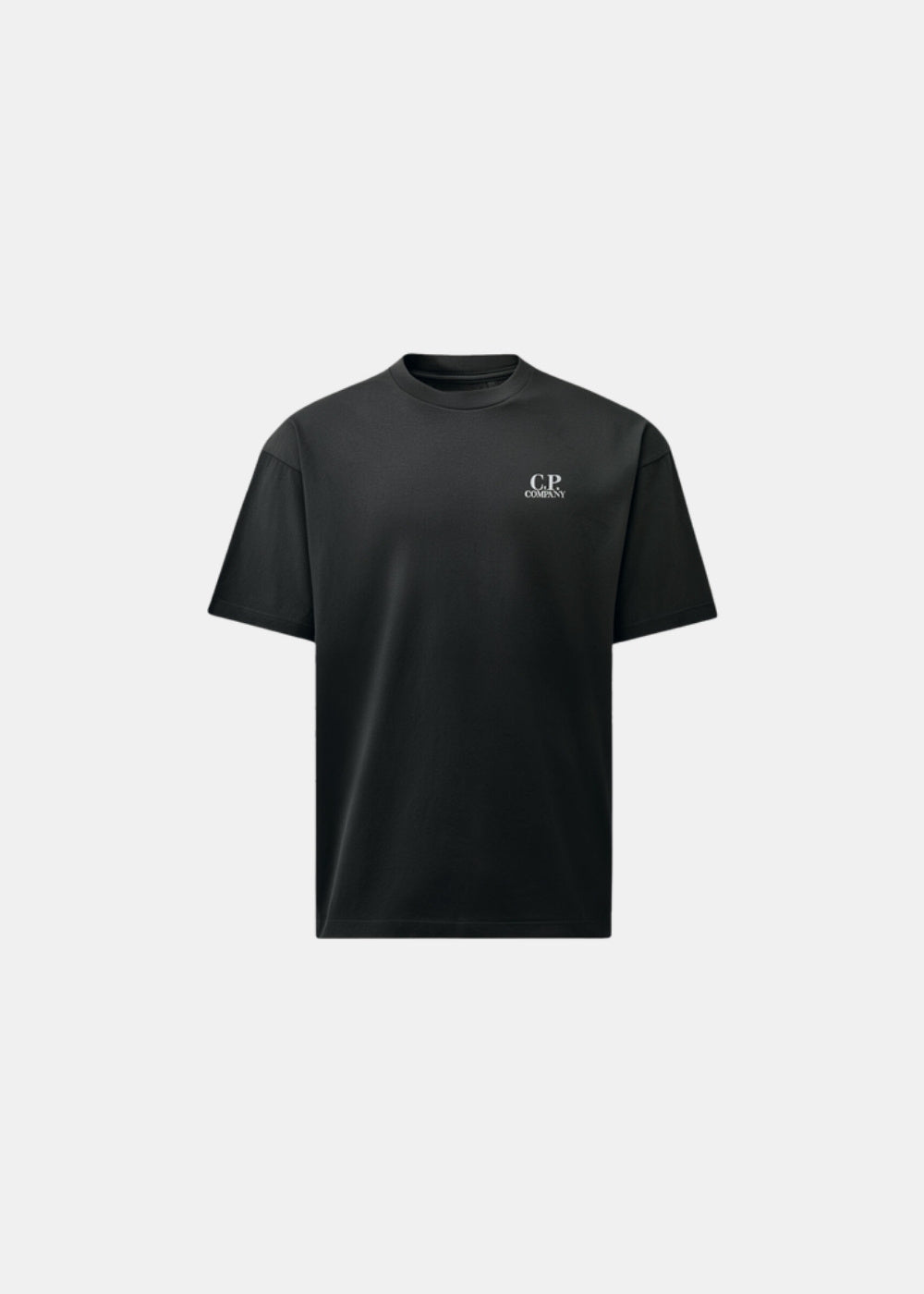 Packshot de face d'un t-shirt noir C.P. Company à col rond côtelé et petit logo imprimé sur la poitrine, coupe confortable.