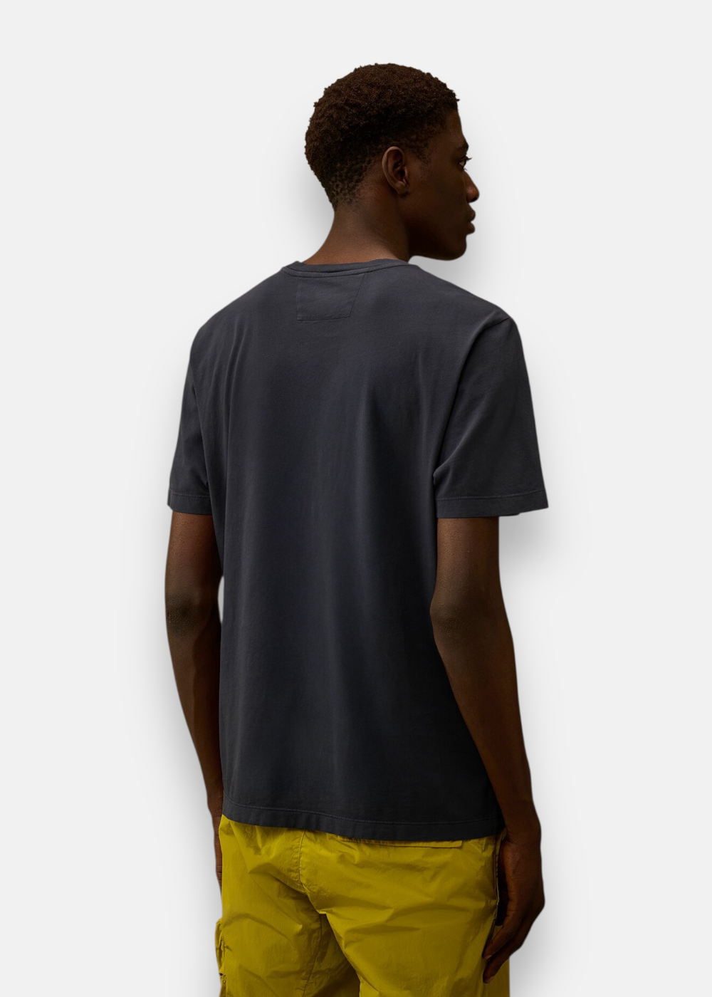 Vue de dos du t_shirt bleu marine porté par un mannequin, coupe droite et col rond