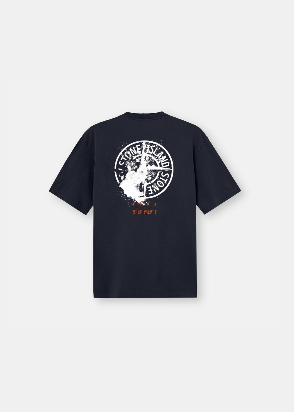 T-shirt bleu marine à manches courtes posé à plat, vue de dos, montrant un grand logo boussole blanc effet usé avec coordonnées orange.