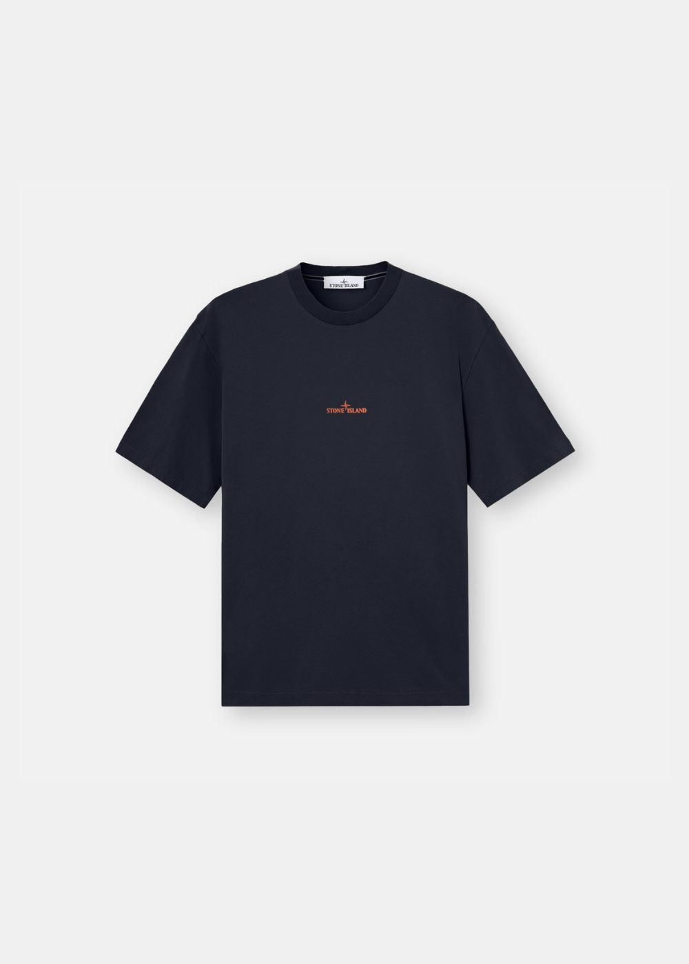 T-shirt bleu marine à manches courtes posé à plat, vue de face, avec un petit logo textuel Stone Island orange imprimé au centre.