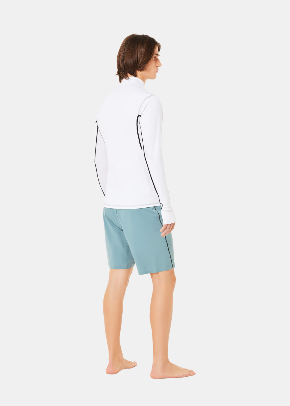 Vue arrière de trois quarts du rashguard à manches longues blanc Oakley, soulignant sa coupe technique stretch et ses lignes de coutures contrastées sombres au dos.