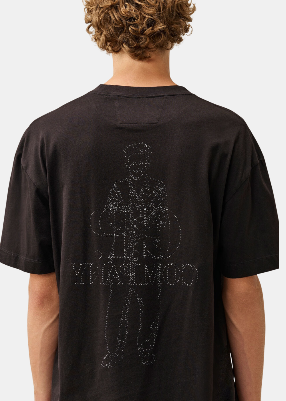 Gros plan sur le grand motif graphique illustré blanc imprimé au dos du t-shirt noir C.P. Company