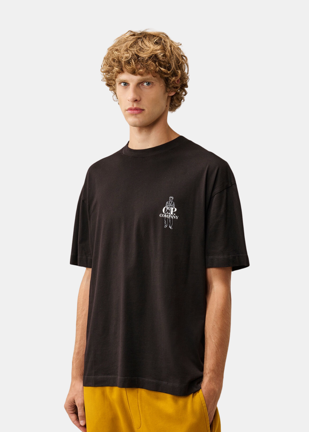 Mannequin homme de trois-quarts dos portant le t-shirt noir C.P. Company avec imprimé graphique dans le dos