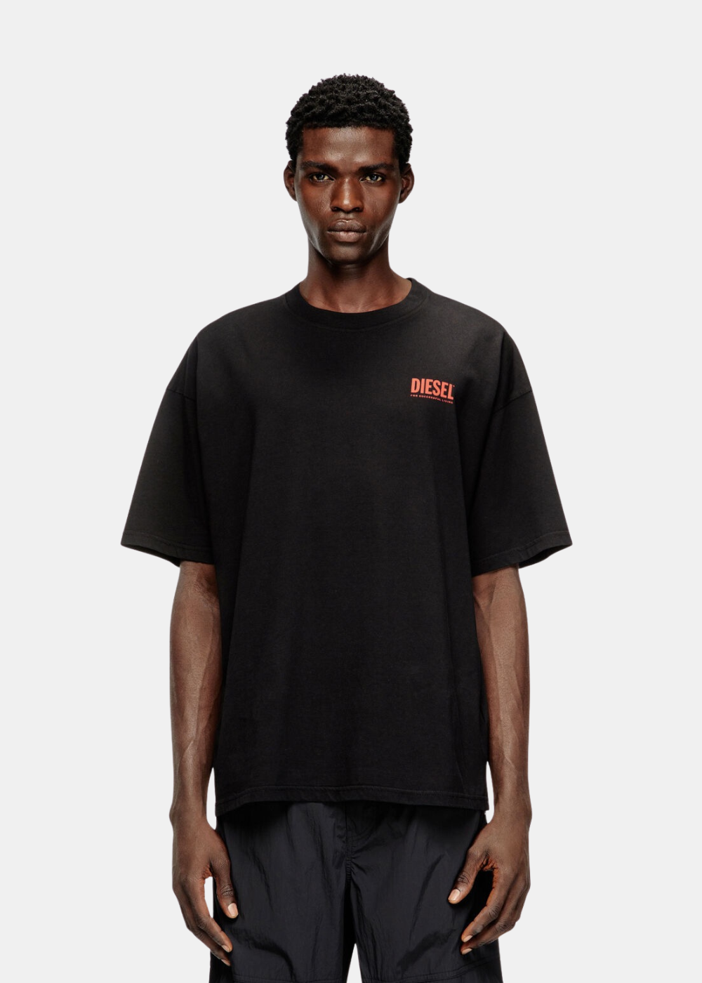 T-shirt oversize noir
Diesel porté de face avec petit logo rouge
'DIESEL' sur la poitrine gauche.