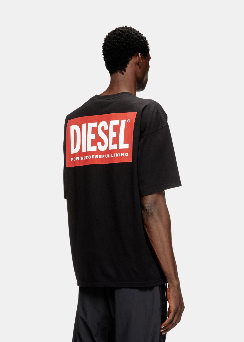 T-shirt oversize noir
Diesel porté de dos avec grand logo rouge
'DIESEL FOR
SUCCESSFUL LIVING'.