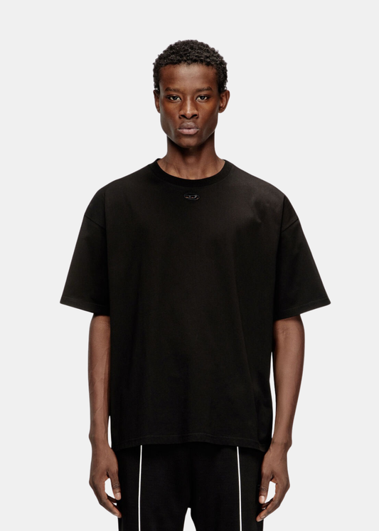 T-shirt noir Diesel col rond avec mini logo Oval D brodé sous l'encolure porté par un mannequin de face