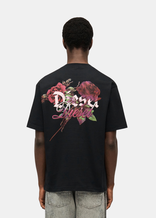 T-shirt homme Diesel noir avec grand imprimé floral et lettrage rose au dos porté de dos.