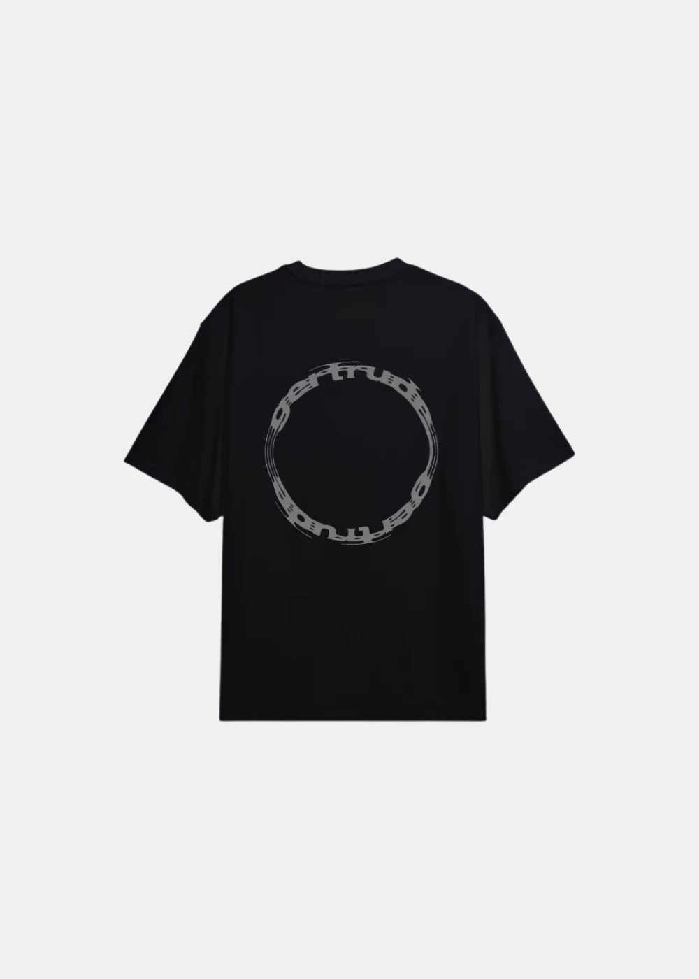 T-shirt noir à manches courtes posé à plat, vue de dos, affichant un grand imprimé circulaire gris contenant la marque Gertrude.