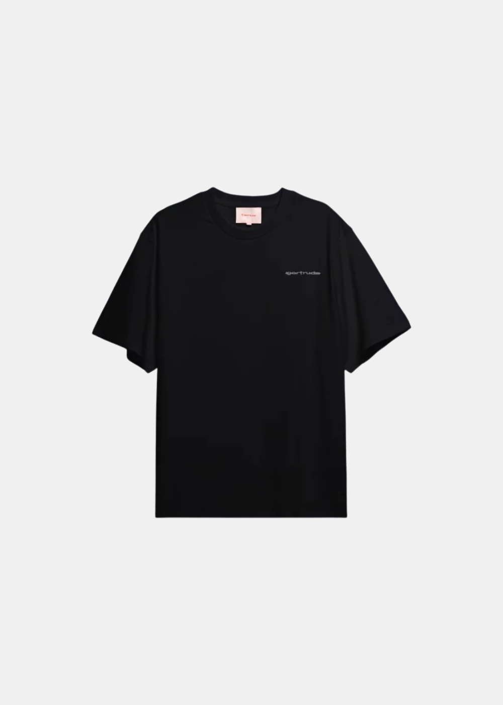 T-shirt noir à manches courtes posé à plat, vue de face, avec un discret logo textuel gris imprimé sur la poitrine gauche.