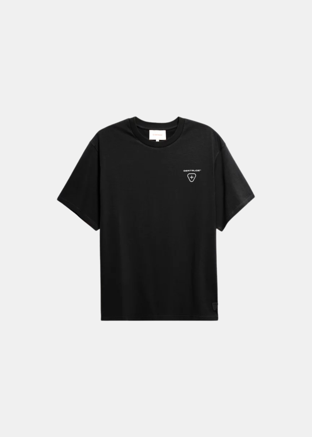 T-shirt noir à manches courtes posé à plat, vue de face, montrant le petit logo Gertrude blanc sur la poitrine gauche.