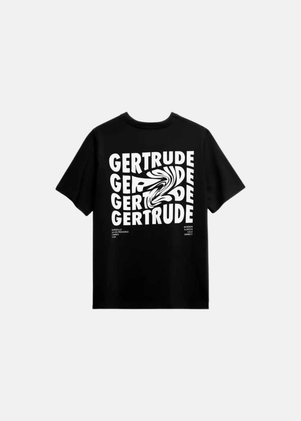 T-shirt noir à manches courtes posé à plat, montrant l'imprimé graphique blanc GERTRUDE stylisé au dos et la liste des villes.
