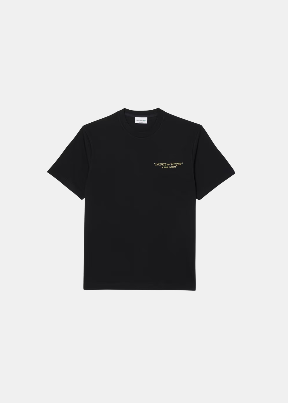 Packshot de face du t-shirt Lacoste noir avec l'imprimé graphique Club Lacoste 1933 coloré sur la poitrine.