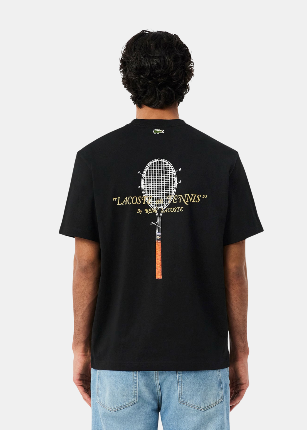 Vue arrière du t-shirt noir Lacoste porté, montrant l'ajustement au niveau des épaules et du dos.