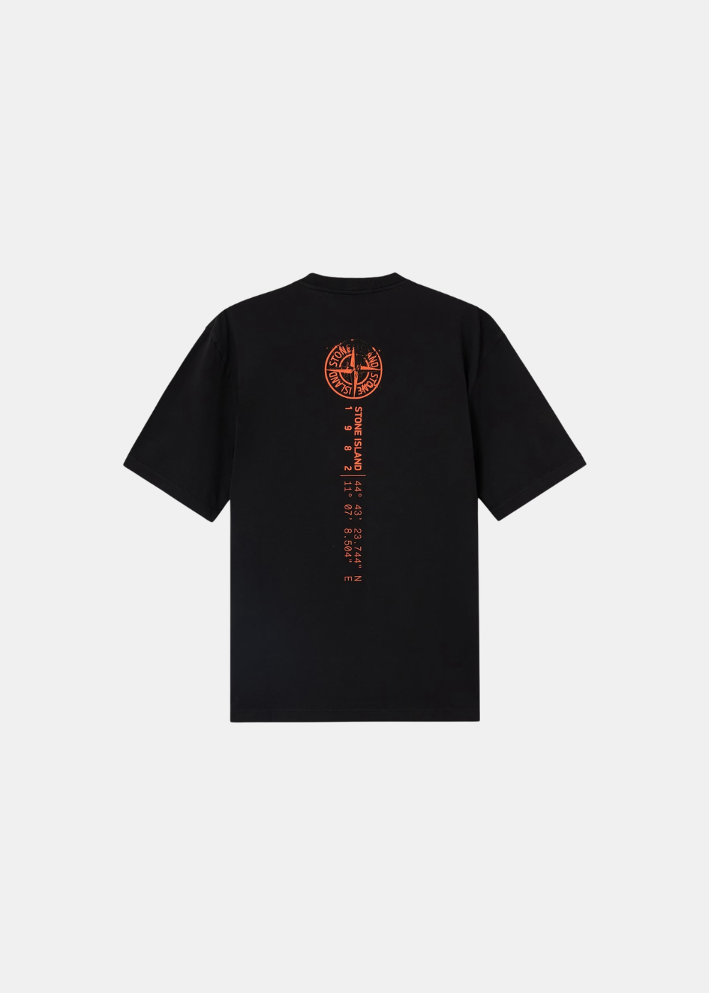 T-shirt noir à manches courtes posé à plat, vue de dos, montrant le logo boussole orange surmontant une inscription verticale de coordonnées.