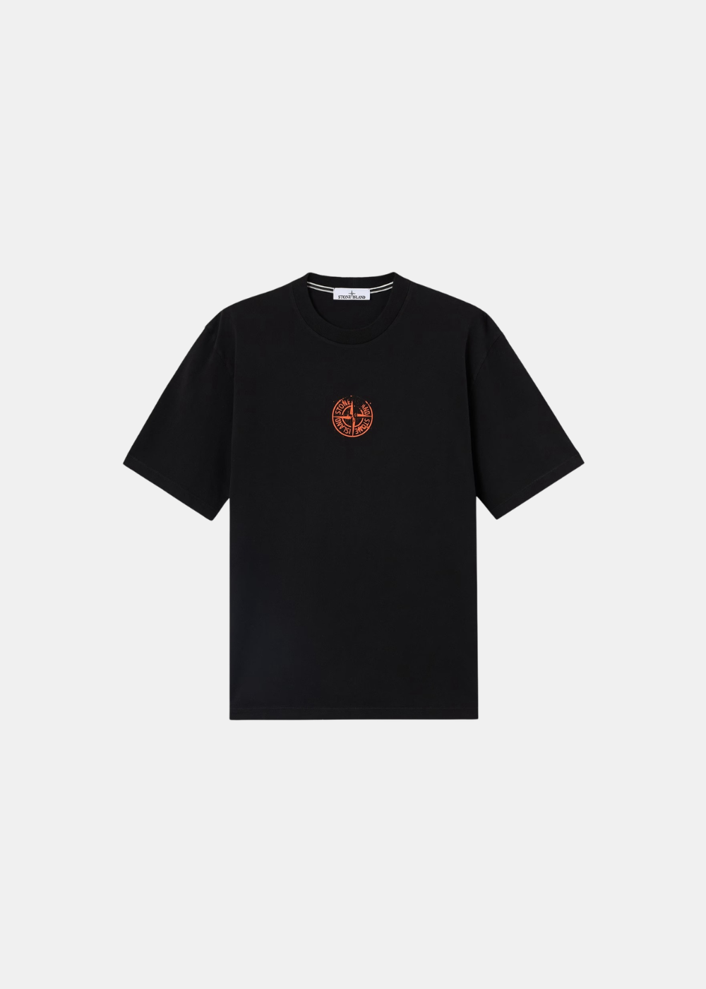 T-shirt noir à manches courtes posé à plat, vue de face, avec la boussole logo Stone Island imprimée en orange au centre de la poitrine.